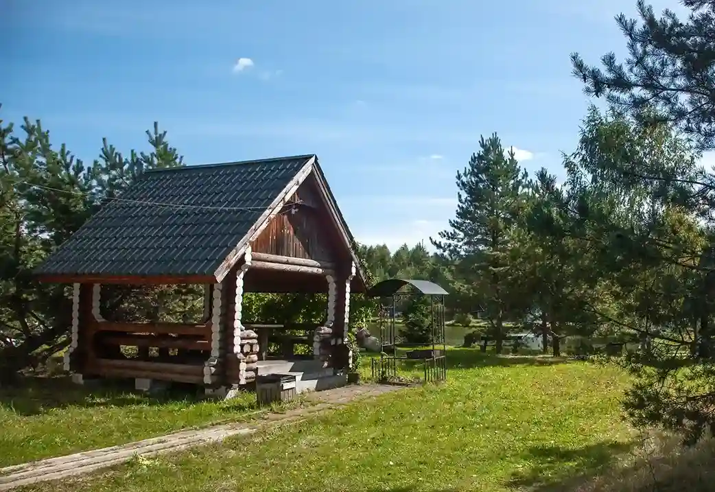 Уединенные беседки на берегу озера у ресторана «Тихая гавань»
